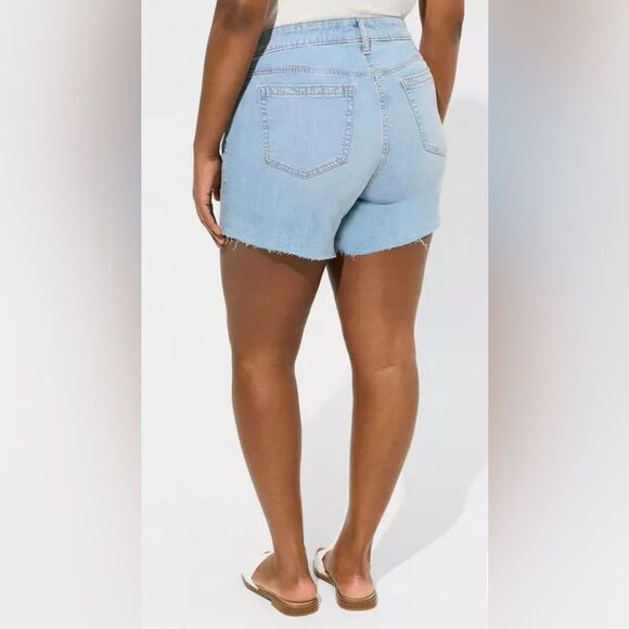 Torrid Size 28 5 Inch Perfect Boyfriend Classic Denim Mid-Rise Short Light Wash - Picture 3 of 5